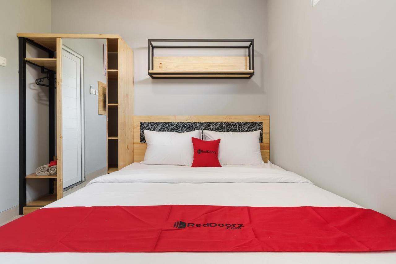 Reddoorz Near Plaza Atrium Senen Hotel Jakarta Ngoại thất bức ảnh