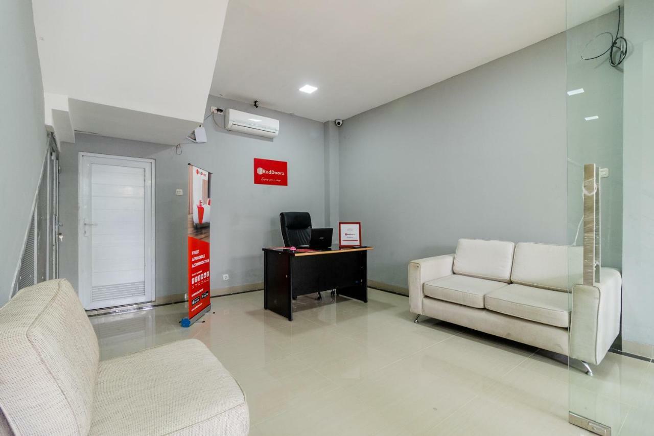 Reddoorz Near Plaza Atrium Senen Hotel Jakarta Ngoại thất bức ảnh