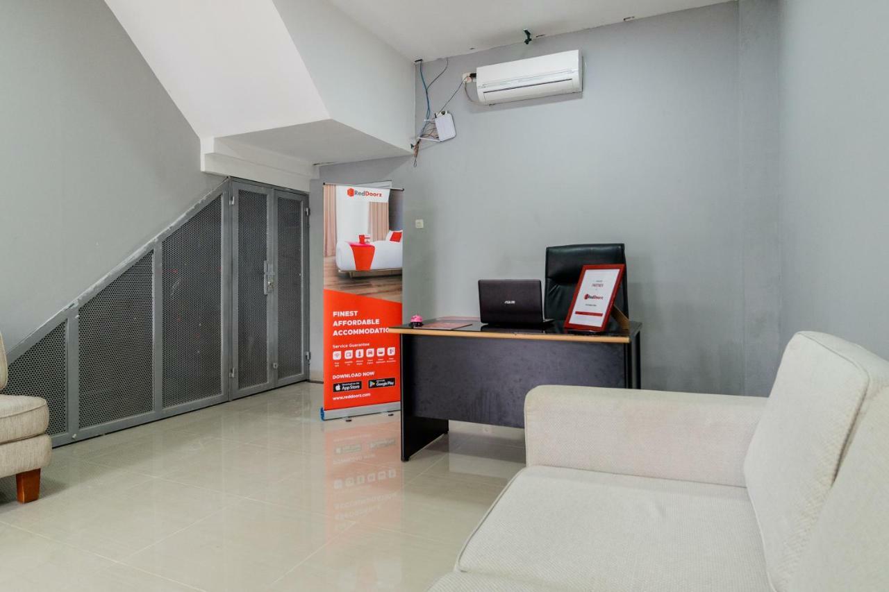 Reddoorz Near Plaza Atrium Senen Hotel Jakarta Ngoại thất bức ảnh